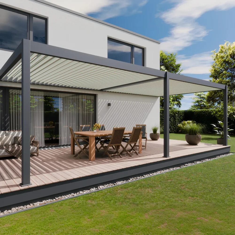 Terrasse en bois sous une pergola bioclimatique, face à la pelouse